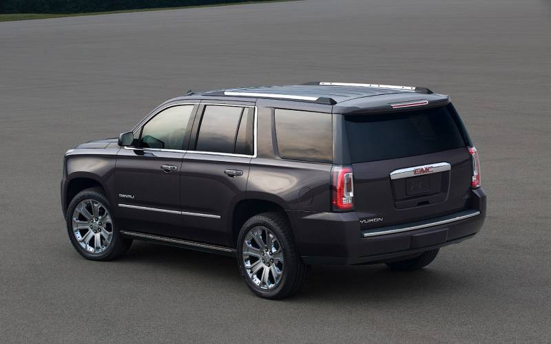 Comparison GMC Yukon Denali 2017 vs Cadillac Escalade Luxury 2017